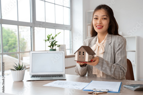 Female Asian real estate ag...