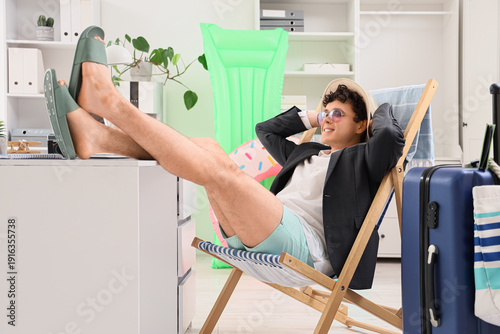 Young businessman waiting f...