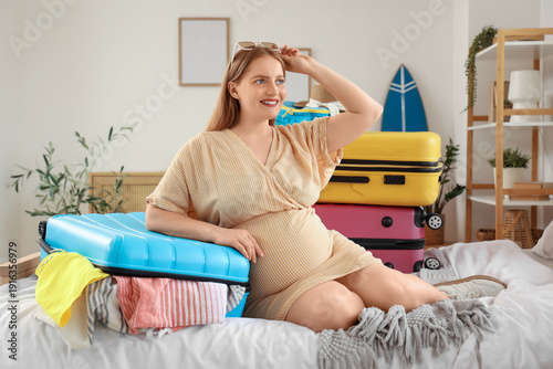 Young pregnant woman with p...