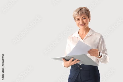 Mature businesswoman with f...