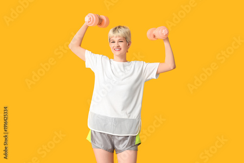 Sporty young woman with dum...