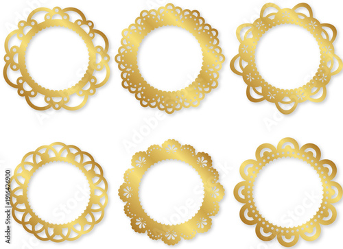繊細な透かし模様が美しいゴールド円形装飾フレームセット｜箔押し風グラデーションとレース調デザインの高級ラウンド枠イラスト素材（ロゴ・見出し・認定マーク向け）