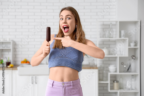 Surprised young woman point...