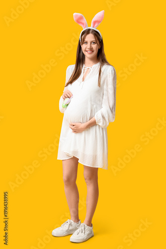 Beautiful young pregnant wo...