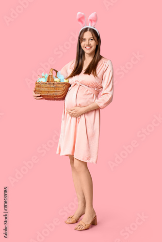 Young pregnant woman in bun...