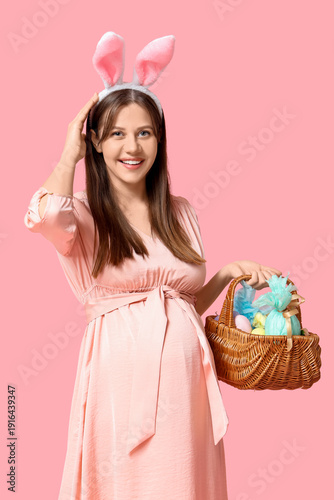 Young pregnant woman in bun...