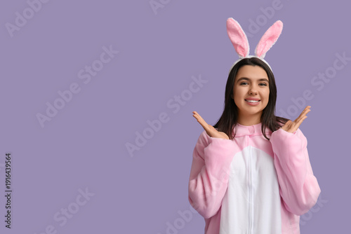 Beautiful young woman in bu...