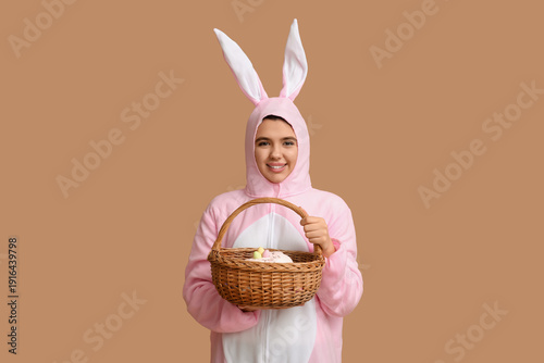 Beautiful young woman in bu...