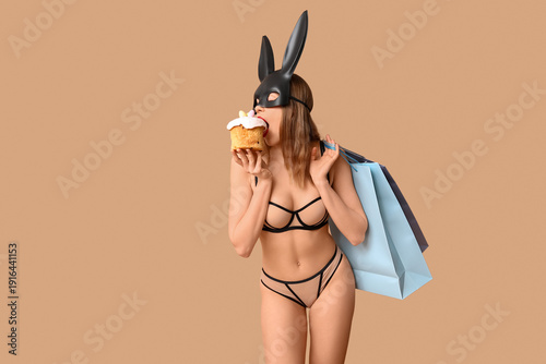 Sexy young woman in bunny m...