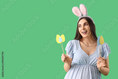 Young pregnant woman in bun...