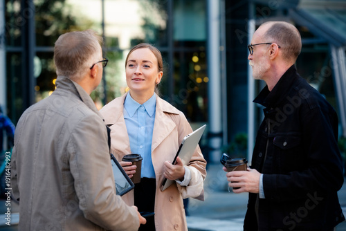 Cuadro en lienzo Urban business lifestyle moment: mid-age professionals meeting outdoor, collabor