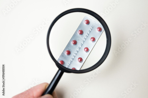 Foto Precise Visual Inspection Focus On Verifying Authenticity Of Pharmaceutical Prod