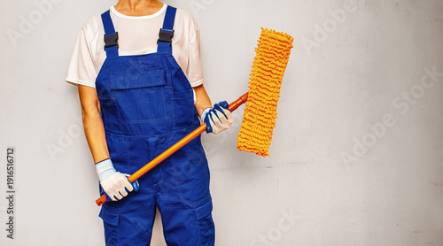 Foto Professional cleaning service worker holding mop with copy space for advertisement