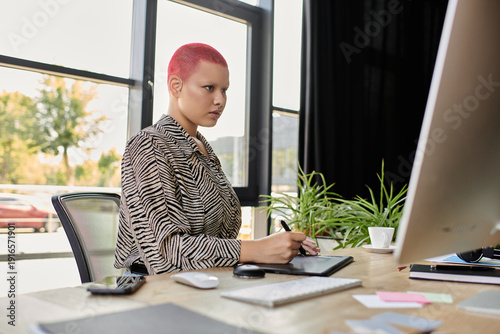 Cuadro en lienzo Young woman with pink hair focuses on her work in a stylish modern office space