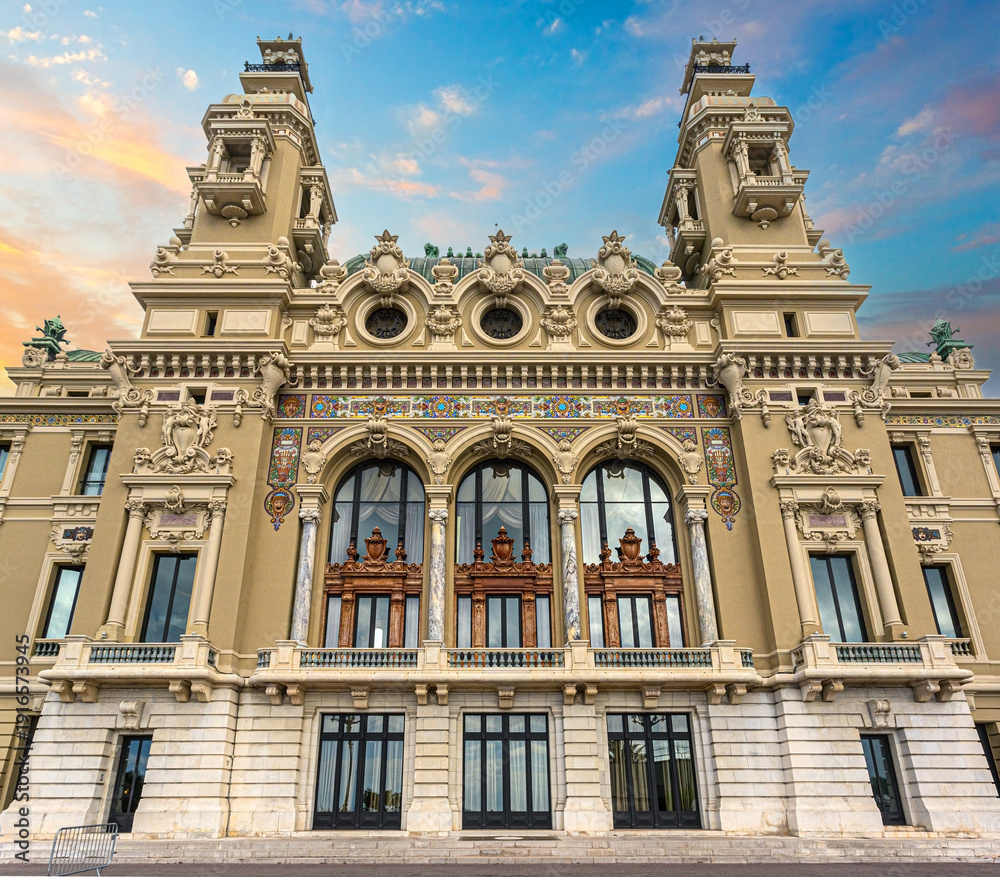 Obraz premium Monte carlo casino building beaux-arts architecture at sunset