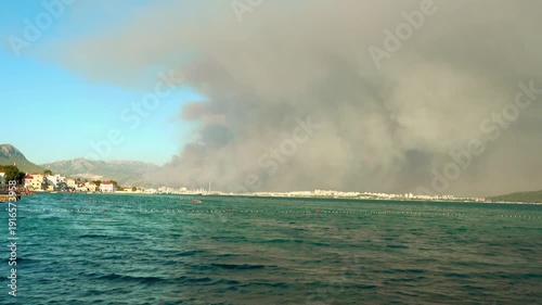 Wallpaper Mural fire threatens to destroy outskirts of Croatian Split Torontodigital.ca