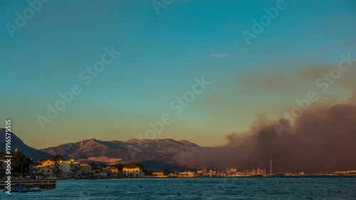 Wallpaper Mural fire threatens to destroy outskirts of Croatian Split Torontodigital.ca