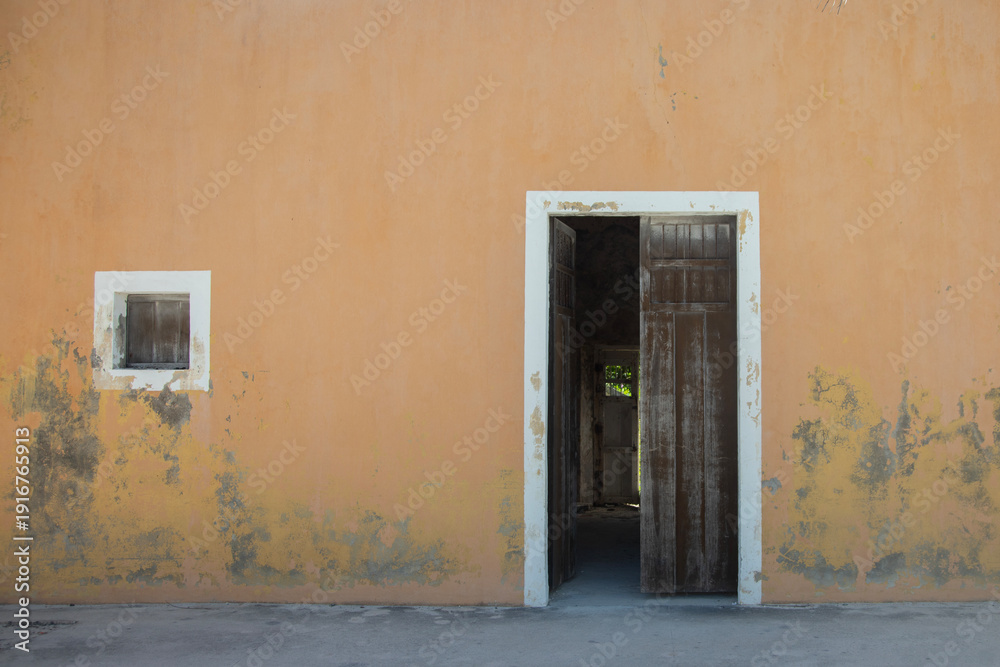 Naklejka premium Beautiful fishing village of Sisal in Mexico with an interesting history on the Yucatan Peninsula with services for tourists.