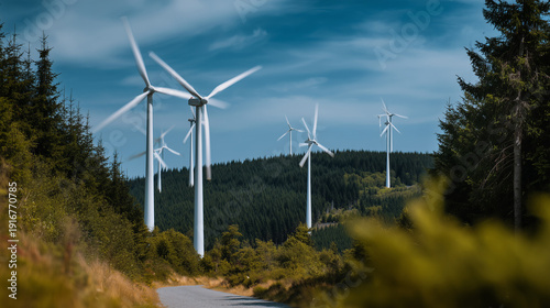 Frau geht zwischen Solarmodulen und Windrädern – nachhaltige Energieproduktion, Energiewende und moderne Infrastruktur im Einklang mit Natur und Technologie.