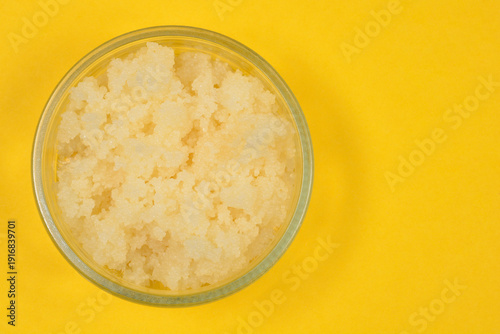 Foto Top down view of fresh yellow herring roe eggs served in a small glass bowl plac
