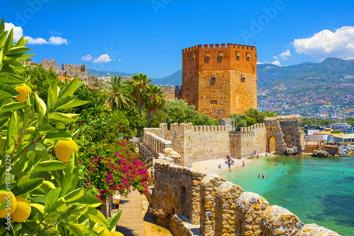 Foto Panoramic view of the harbor of Alanya on a beautiful summer day