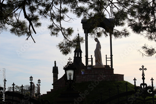 Φωτογραφία Graphic figure of a statue of the Virgin Mary under the dome