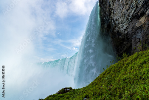 mit beeindruckender Kraft stürzen die Wassermassen der Niagarafälle bei den Horse Shoe Falls in die Tiefe, durch die Gischt hindurch sieht man die Felskante