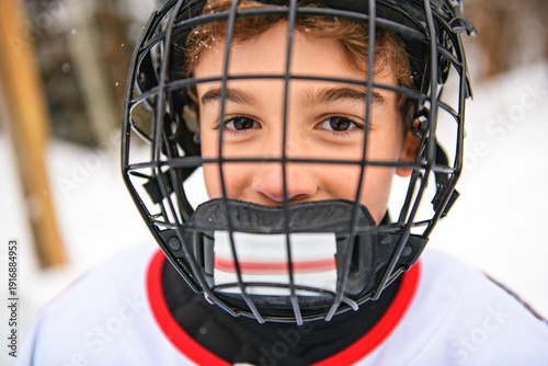 Canvas Print Ice hockey teen play hockey outside in uniform