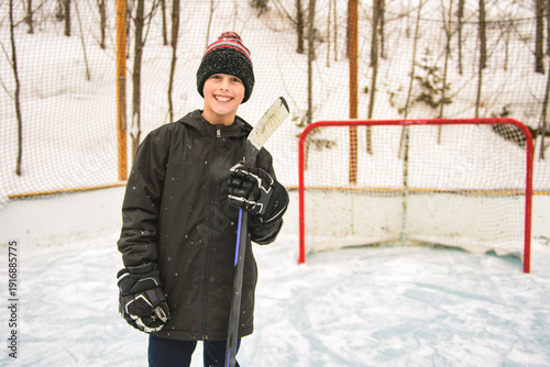 Foto Ice hockey teen play hockey outside in winter