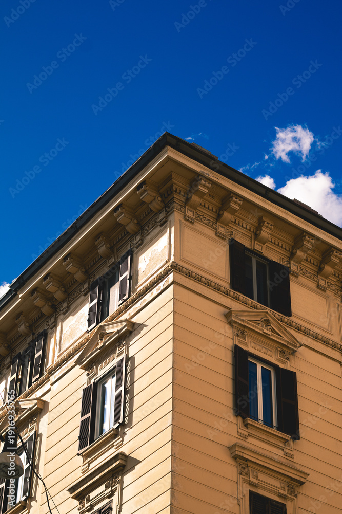 Obraz premium Crisp Corner Building Cornice