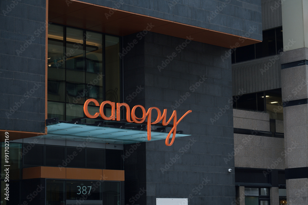 Naklejka premium over the doors sign on the exterior of Canopy by Hilton Toronto Yorkville 387 Bloor St E