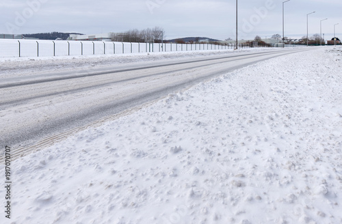 Straße mit Schnee im Winter