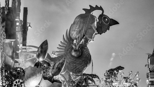 Foto Evening Carnival procession of allegorical floats at Viareggio with masks music