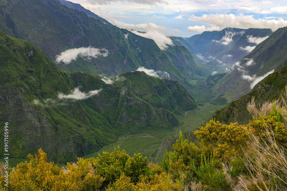 Obraz premium Scenic cloudy landscape from Belvédère du Nez de Boeuf, Reunion Island, France 
