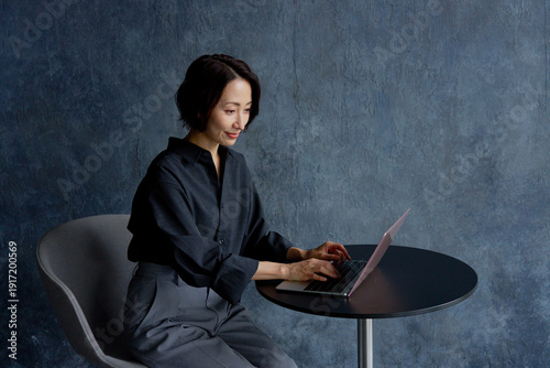 Wallpaper Mural パソコンを使うビジネスウーマン　黒背景 Torontodigital.ca