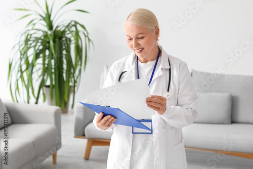 Female fertility doctor wit...