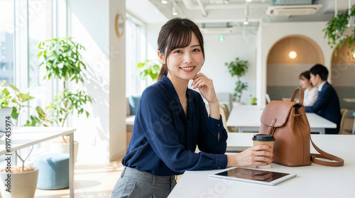 コーヒーを飲みながらタブレットを確認する休憩中のビジネスウーマン