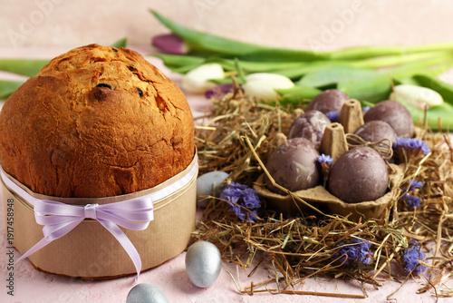 Foto Delicious Easter cake with painted eggs and tulip flowers on beige background