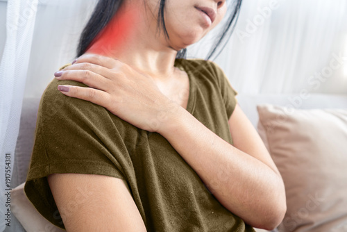 Obraz na płótnie Woman suffering from neck pain and shoulder stiffness with red highlight