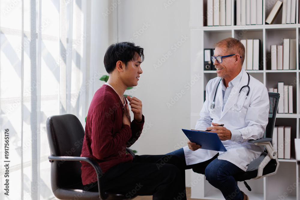 Obraz premium medicine, healthcare and people concept - Male doctor with clipboard and happy smiling man patient meeting at hospital
