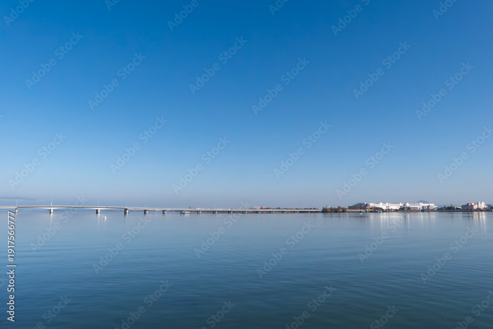 Obraz premium 空も湖面も真っ青な琵琶湖 滋賀県大津市