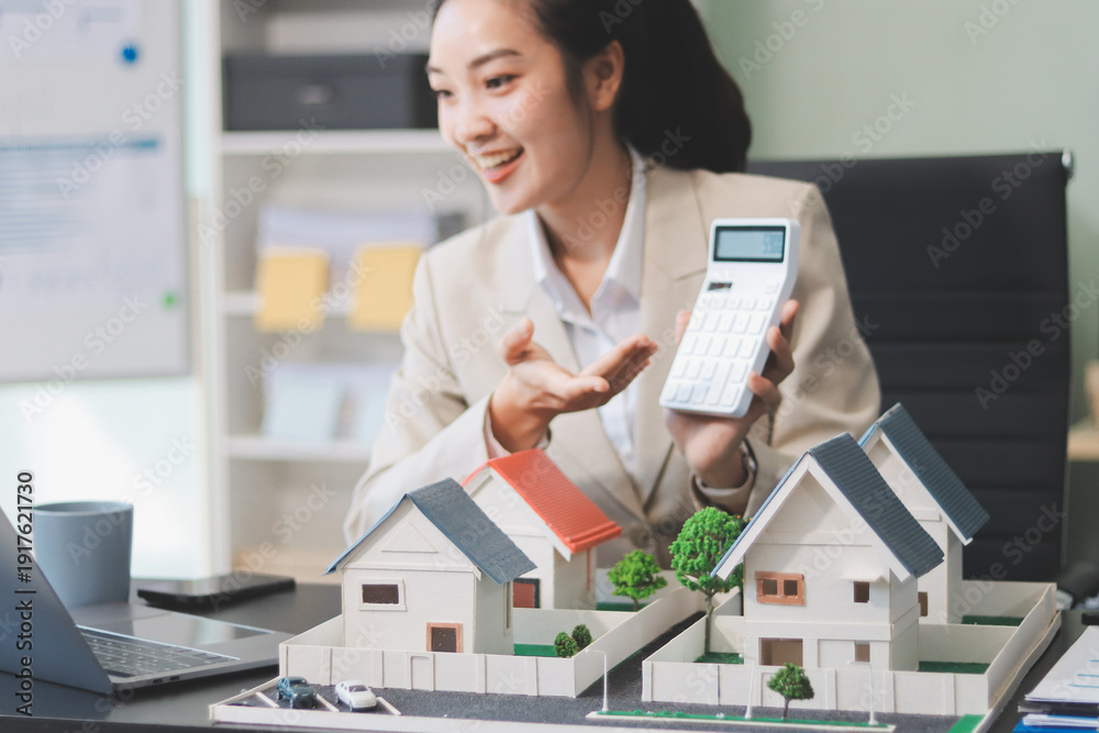 Ταπετσαρία real estate agent home miniature model on documents sale and purchase of apartme
