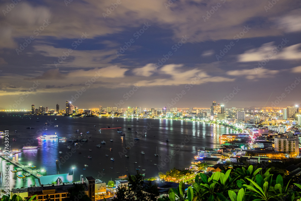 Obraz premium At night View of pattaya city beach at Pratumnak Viewpoint, Pattaya,Thailand