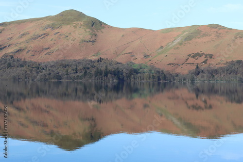 Quadro su tela Lake District hills reflected in Derwent Water