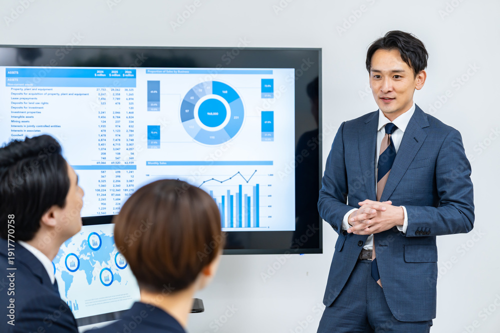 © ponta1414 - モダンなオフィスで大型モニターを使ったプレゼンテーション・ミーティングのシーン