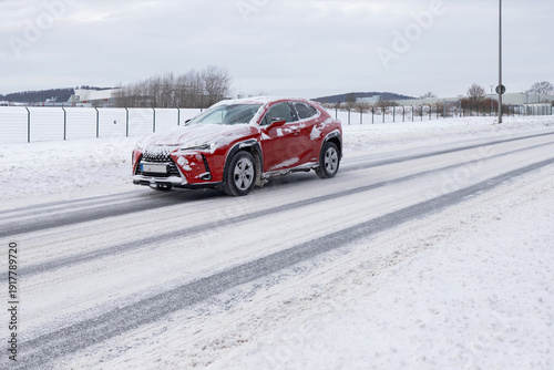 Auto auf einer Straße mit Schnee im Winter 2