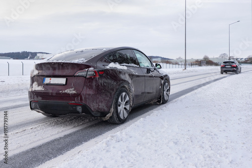 Autos auf einer Straße mit Schnee im Winter 11