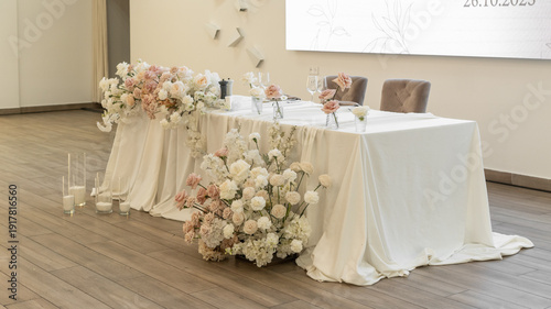 Foto wedding decorated table of the bride and groom