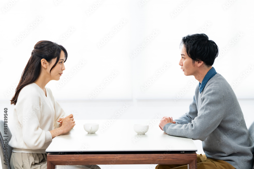 Fototapeta premium 室内で話す男女