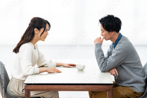 Foto 室内で話す男女